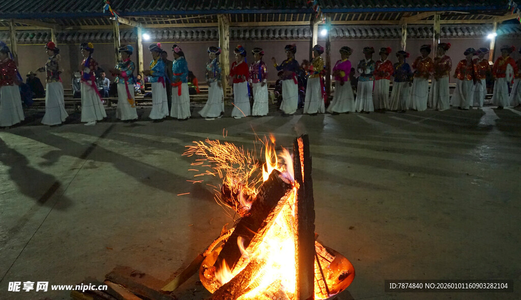 篝火旁的欢乐集体活动