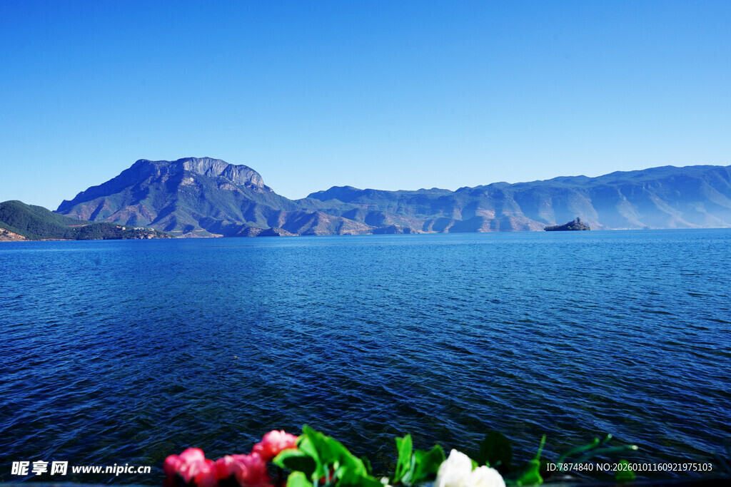 湖畔美景 远山繁花相映