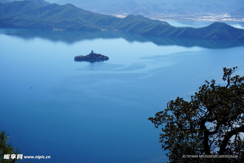 海上孤舟伴远山美景