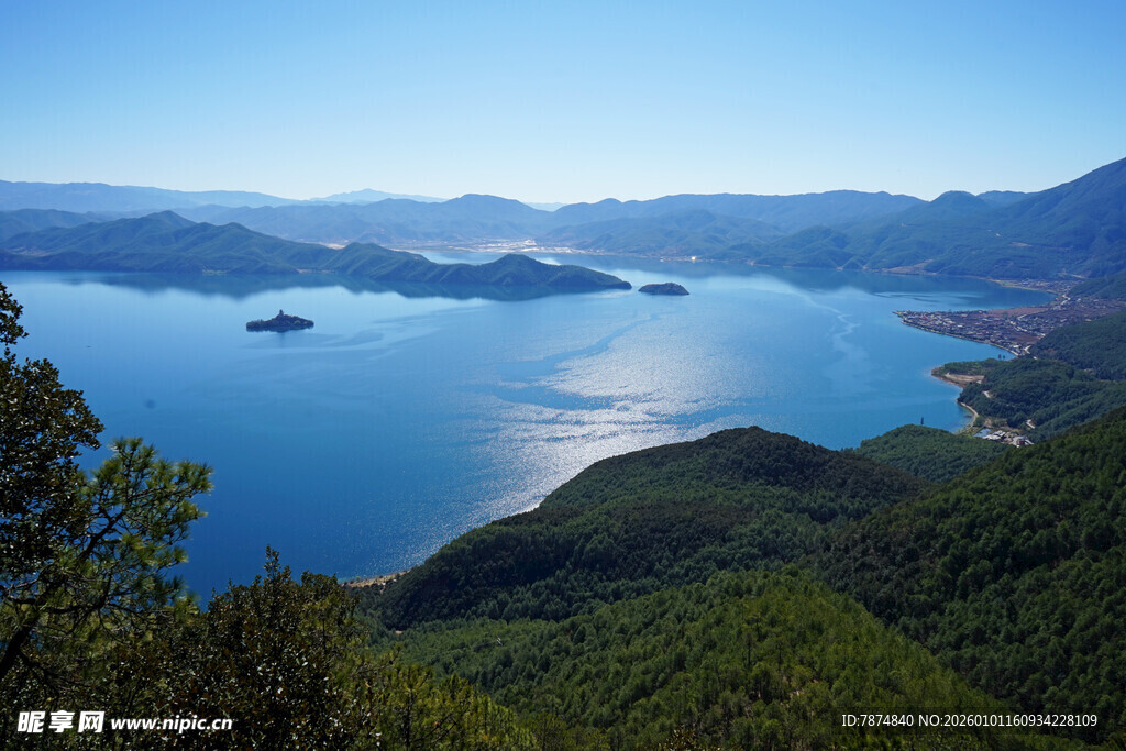 俯瞰秀丽山水湖景风光