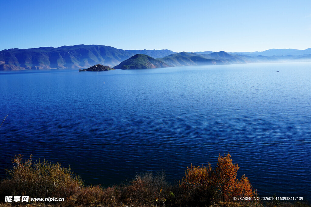 宁静湖景与远山秋色