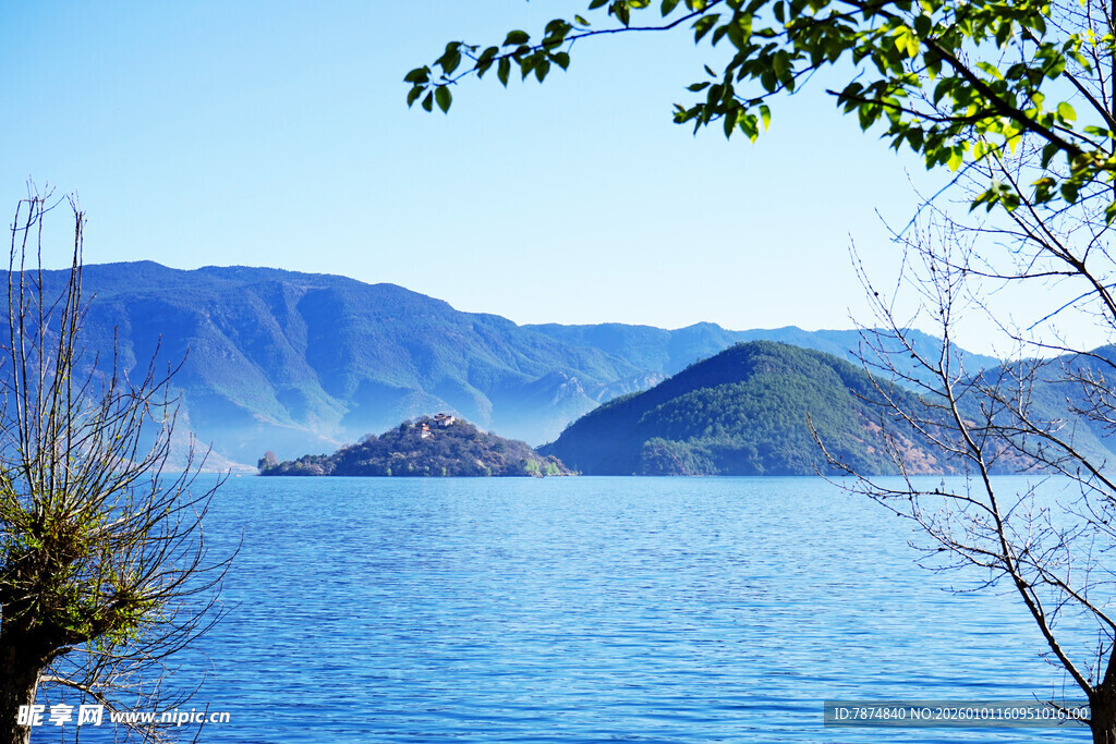 美丽湖景与远处山峦