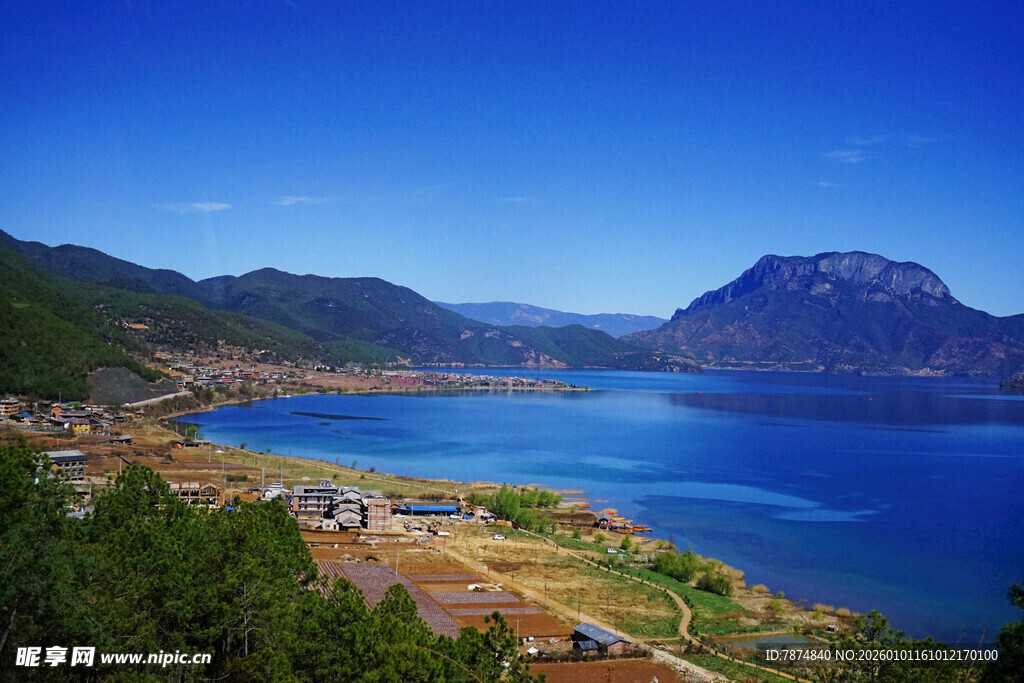 美丽湖畔山村风光