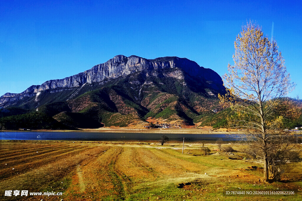 秋日山水间的静谧风光
