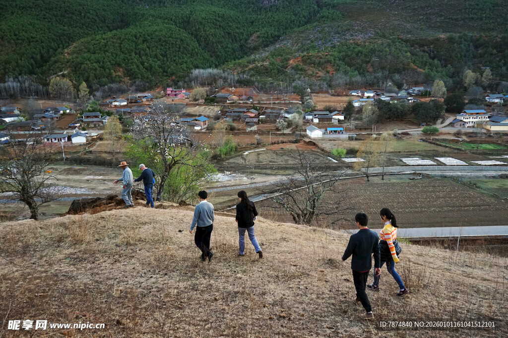 山间徒步的人群