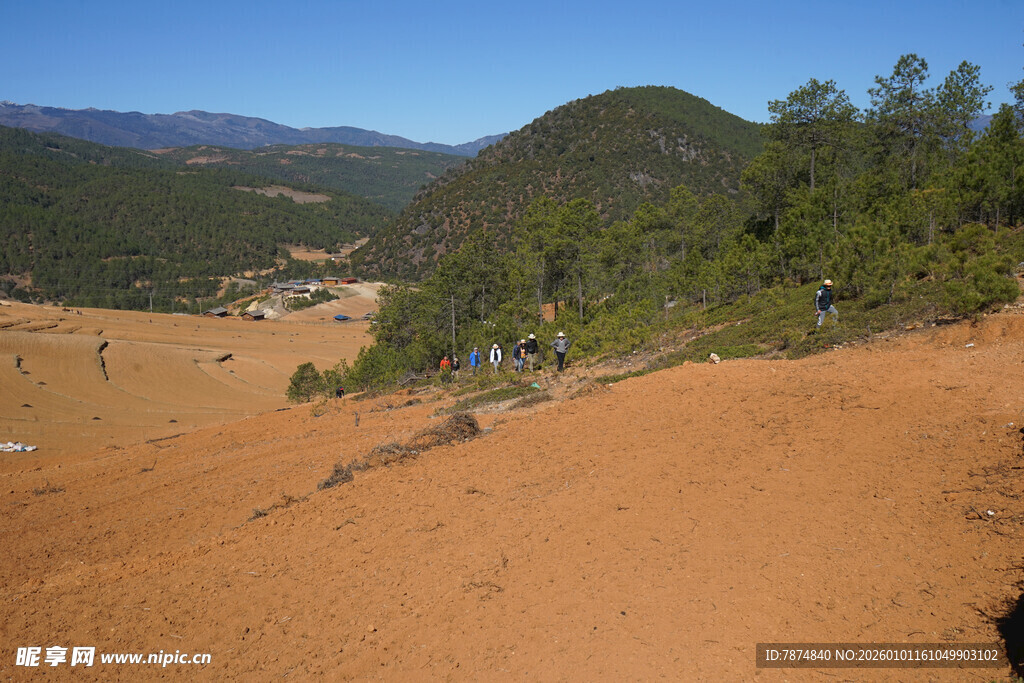 山间开阔红土地风景