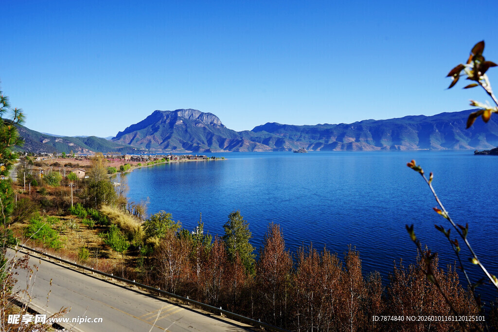 湖畔公路旁的壮丽山水景