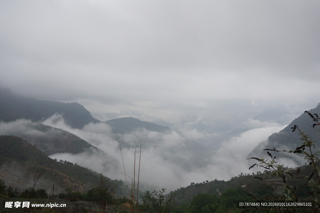 云雾缭绕的山间美景
