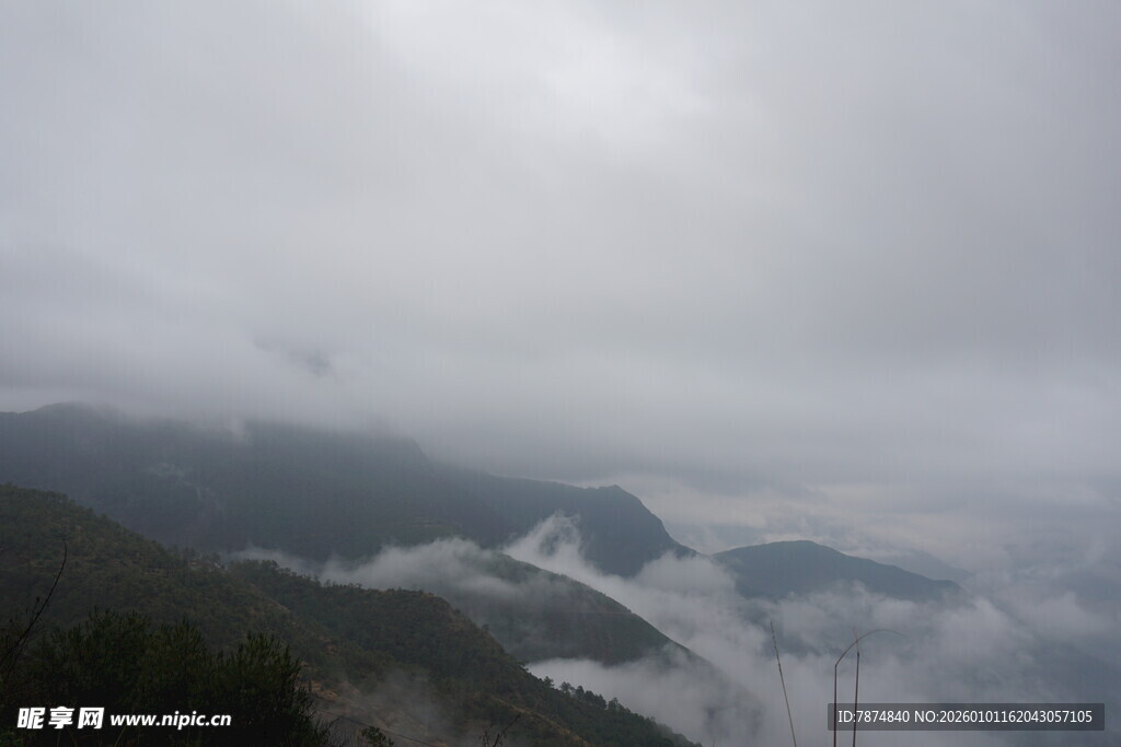 山间云雾缭绕的壮美景观