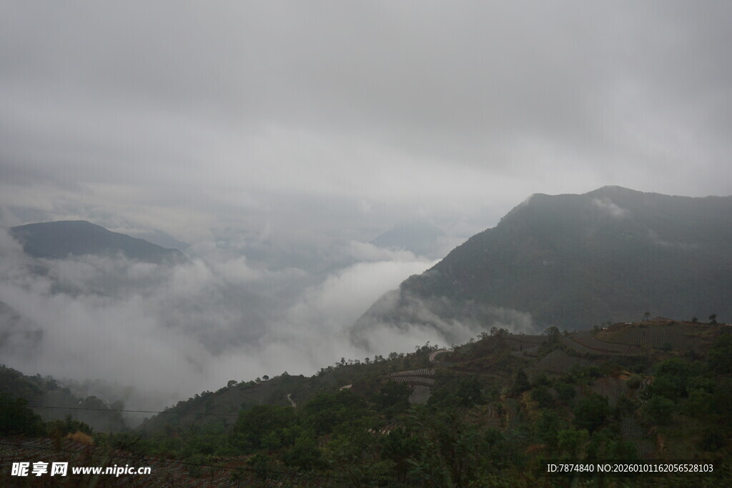 云雾缭绕的壮美山峦景色