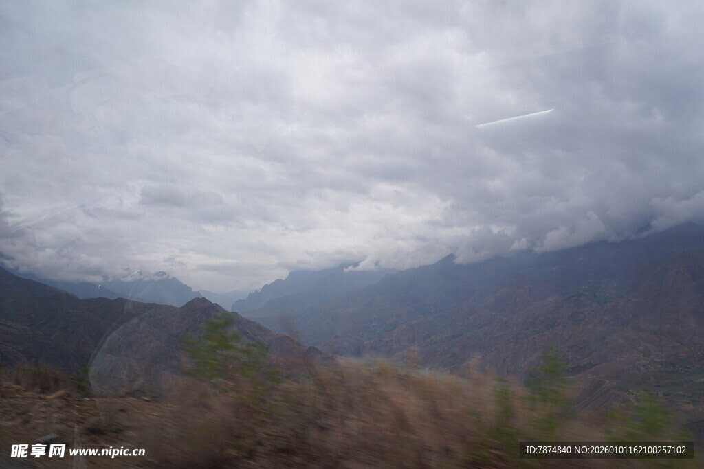 云雾缭绕的山间景致