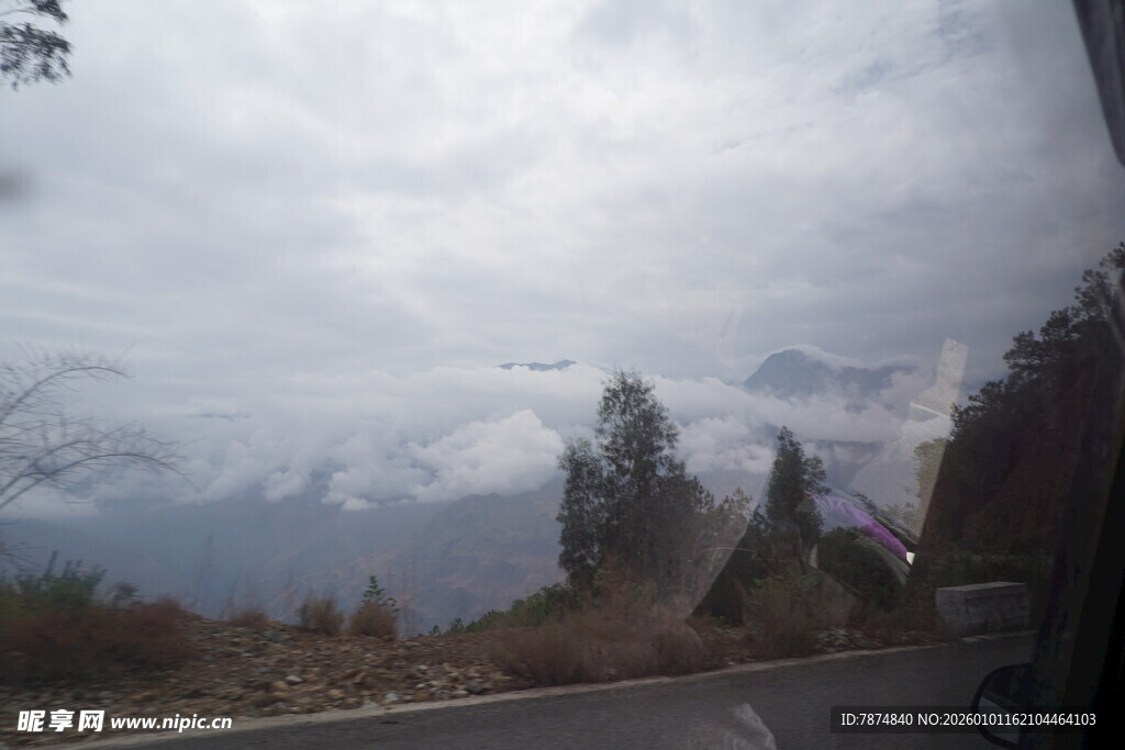 车内视角的山间云雾风景