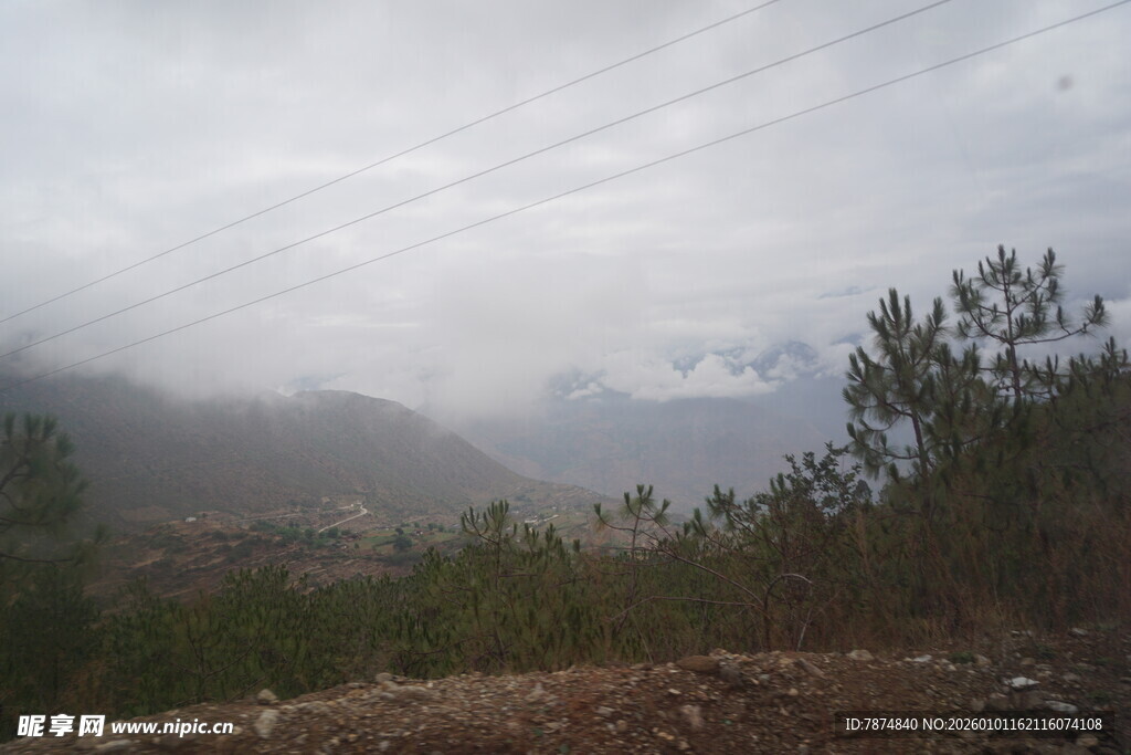 山间云雾缭绕的自然景致