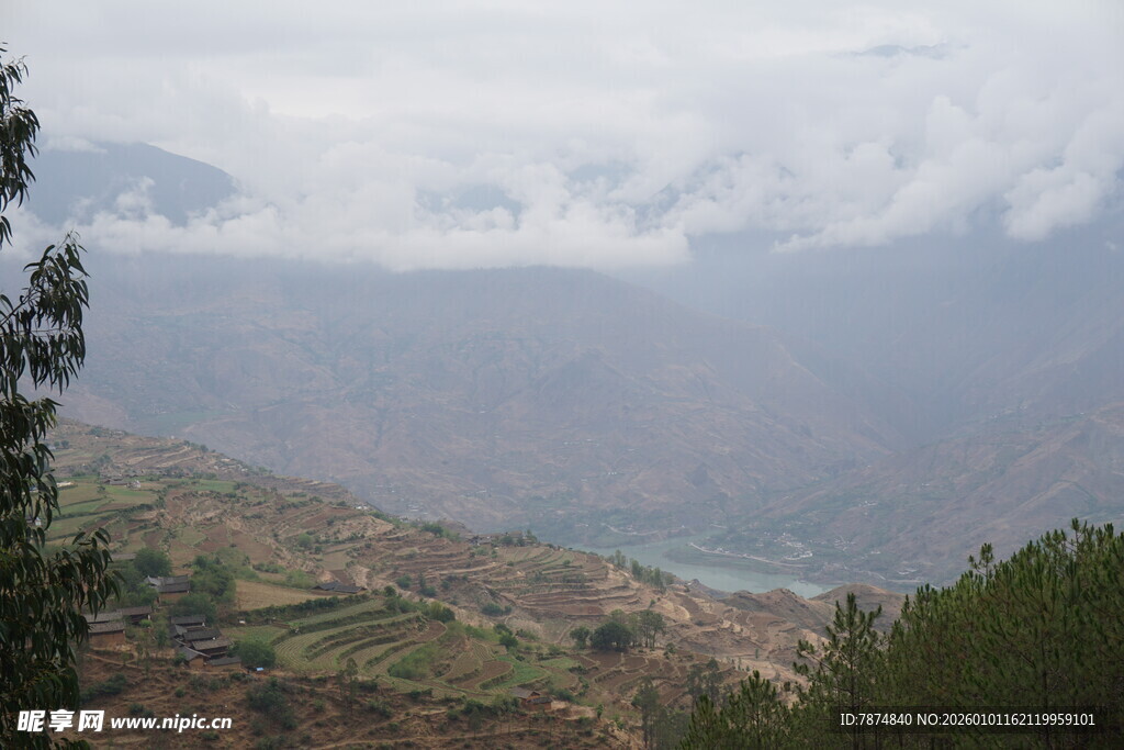 山间云雾缭绕的秀丽景致