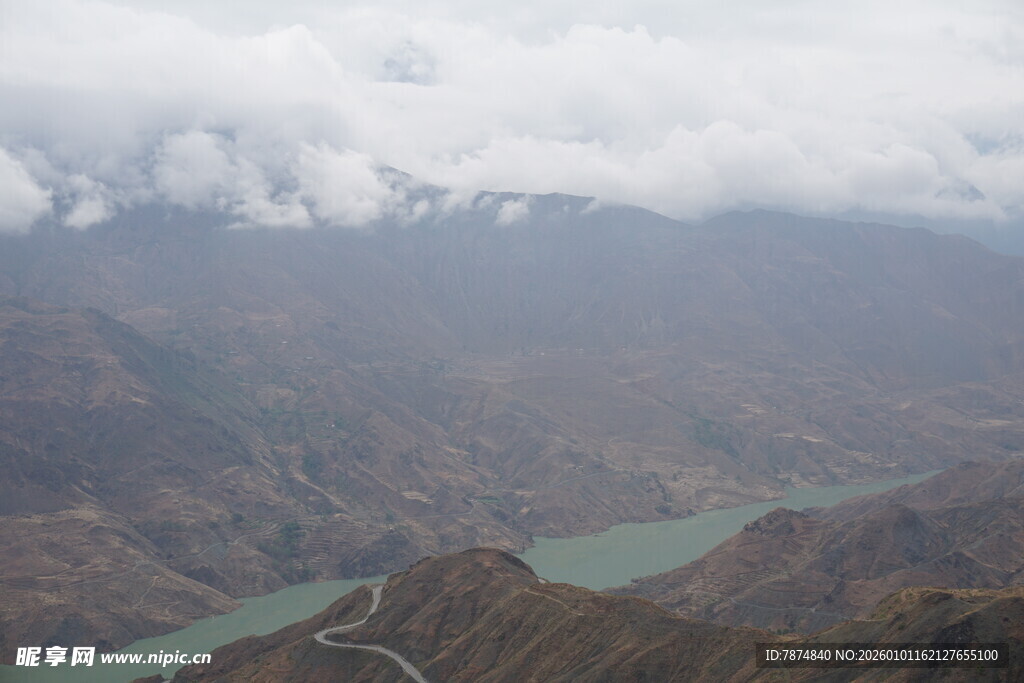 高山间的碧绿河谷景观
