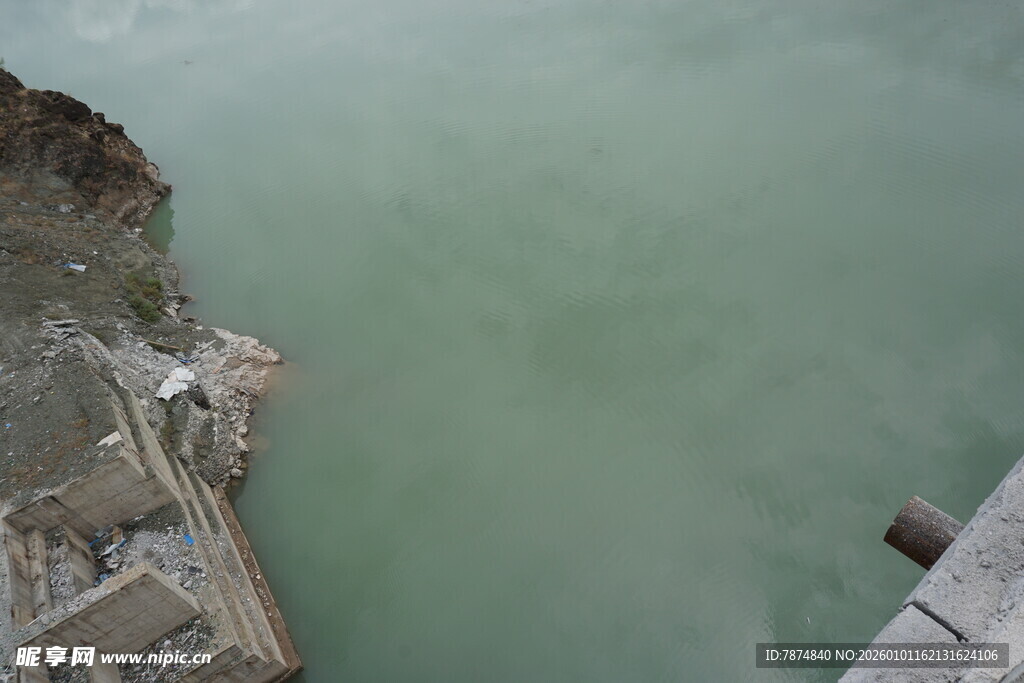 俯瞰水域旁的建筑设施