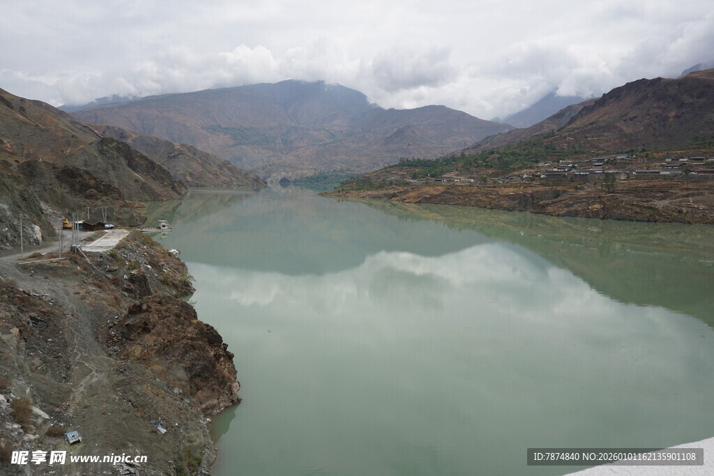 山间碧绿湖水与蜿蜒公路