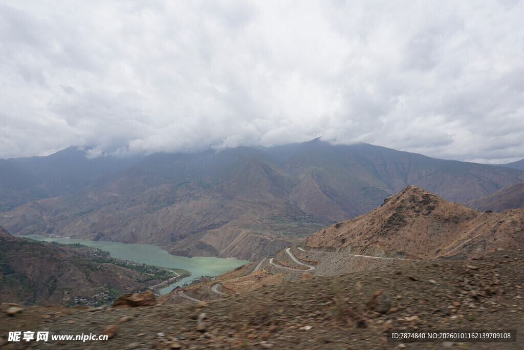 高山间的幽蓝湖泊美景