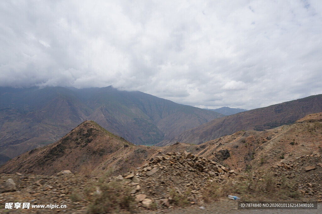 山间景色 云雾缭绕的山脉