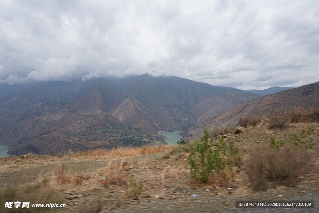 山间开阔景致 云雾缭绕