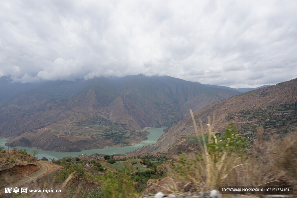 山间河流壮丽风光
