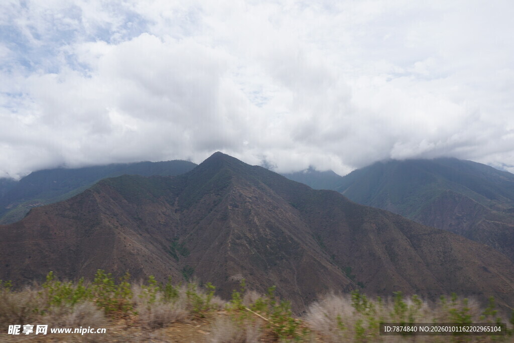 壮丽山峦与云端美景