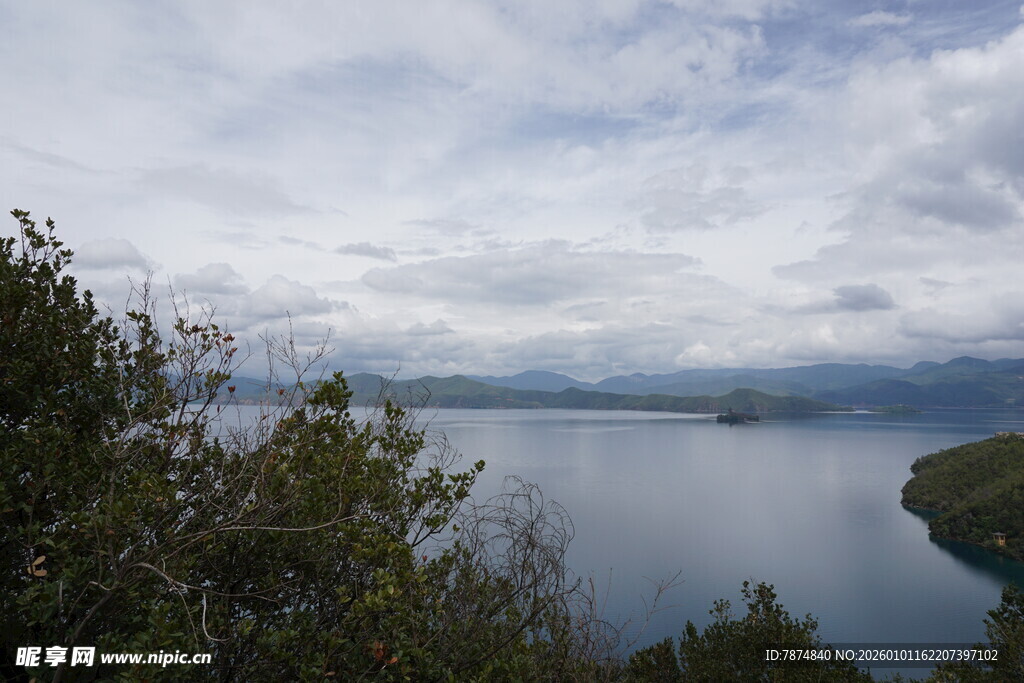 湖畔风光 云影与绿树相依