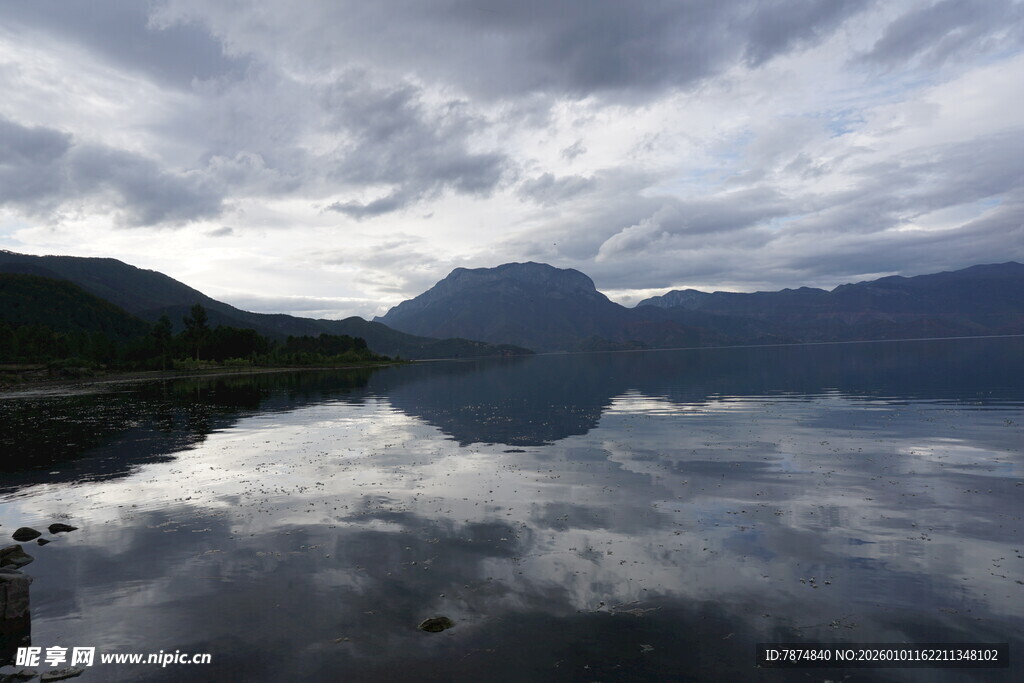 宁静湖山倒影美景