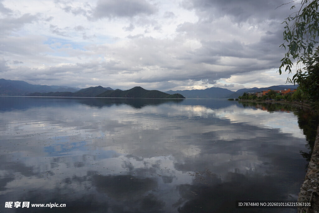 宁静湖面倒映天空与山峦