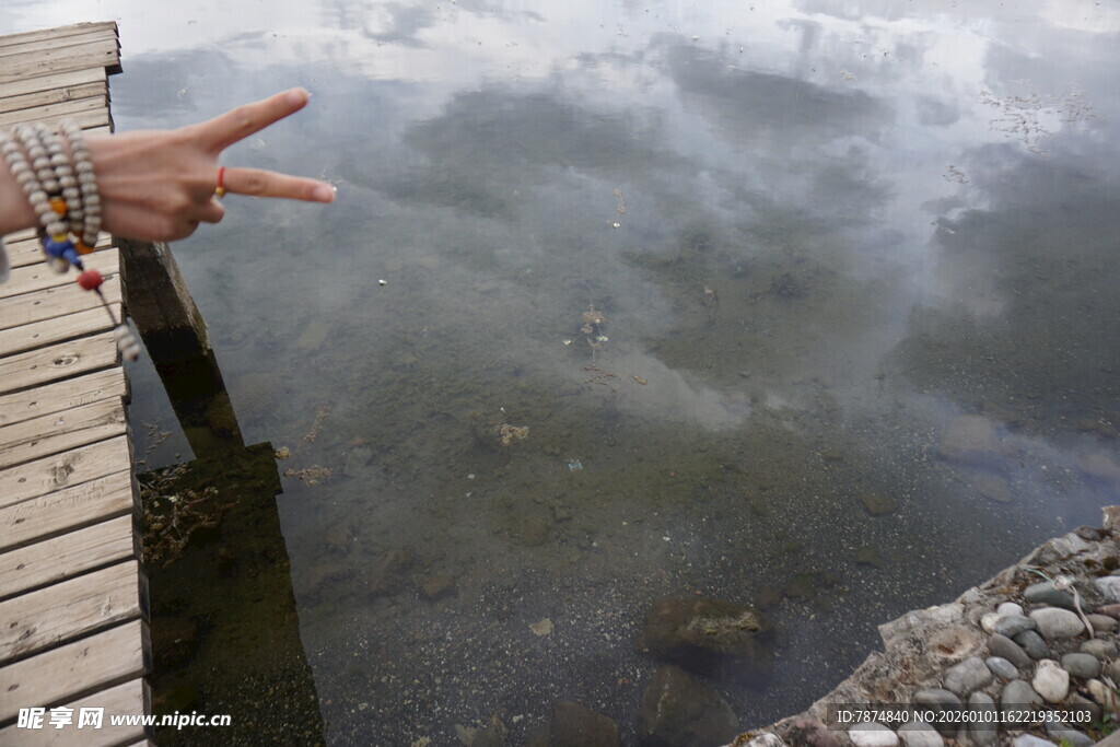 指向湖面的手
