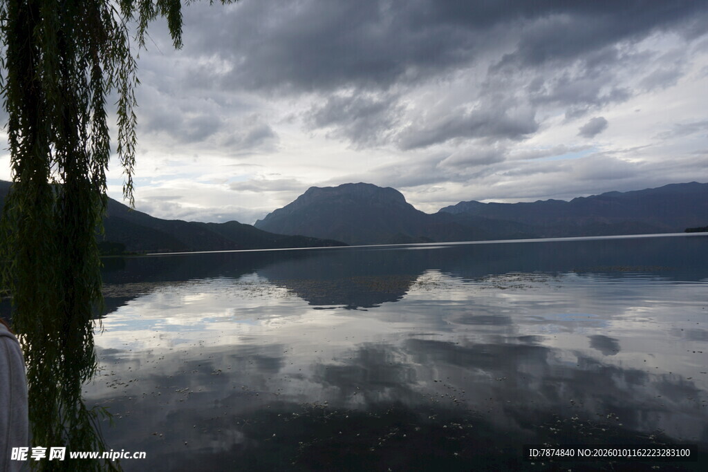 湖光山色下的静谧风景