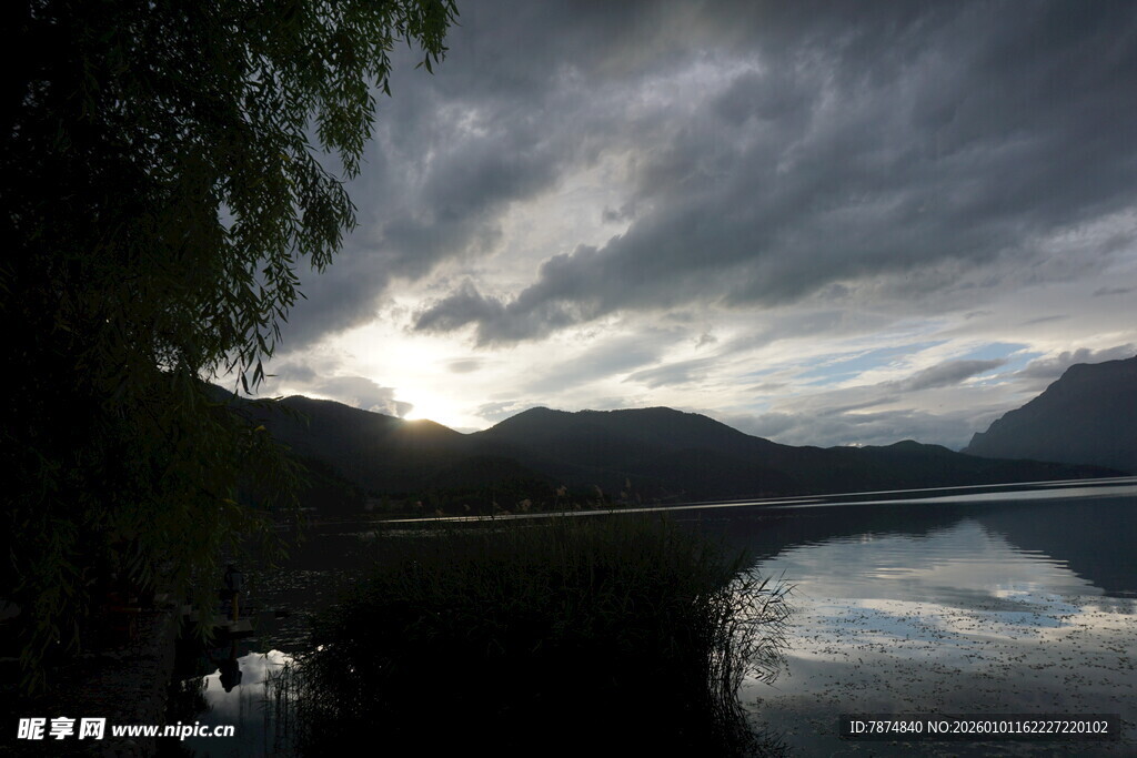 湖畔暮色 云影与山的静谧