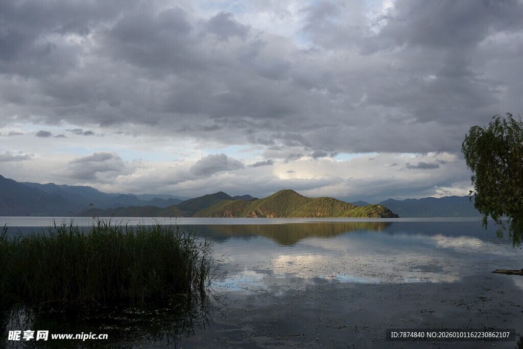 湖畔云景 静谧自然风光