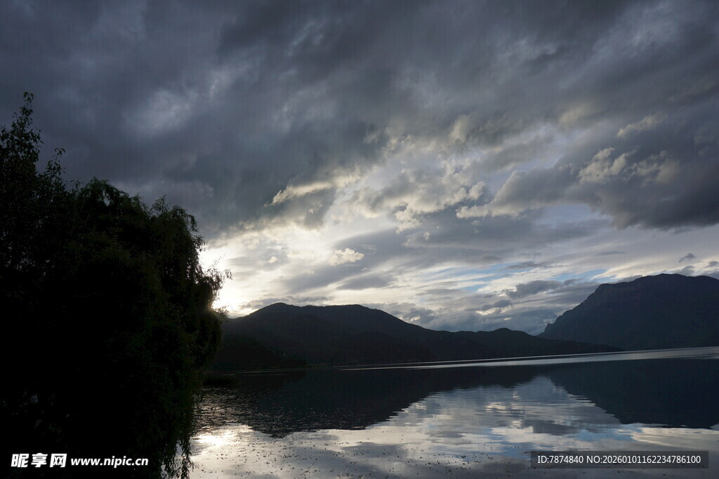 湖畔云雾缭绕的黄昏美景