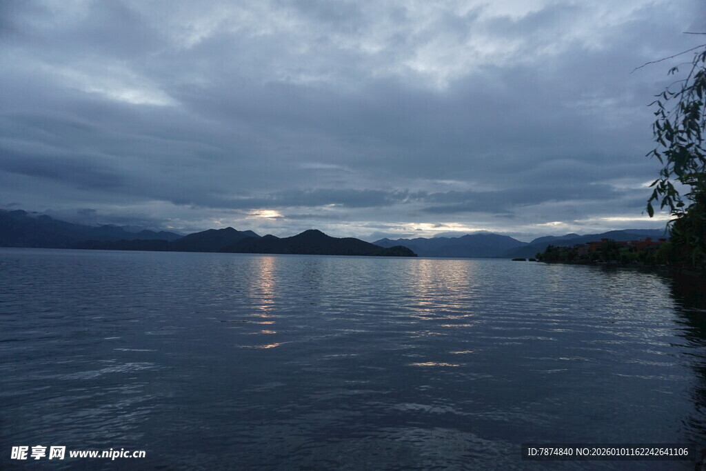 黄昏湖畔 云影波光