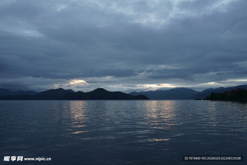 黄昏湖畔 云影倒映于水面