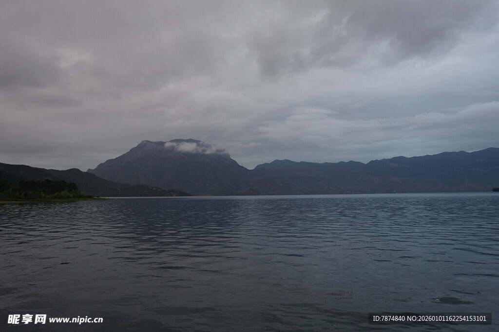 阴云下宁静的山水湖景