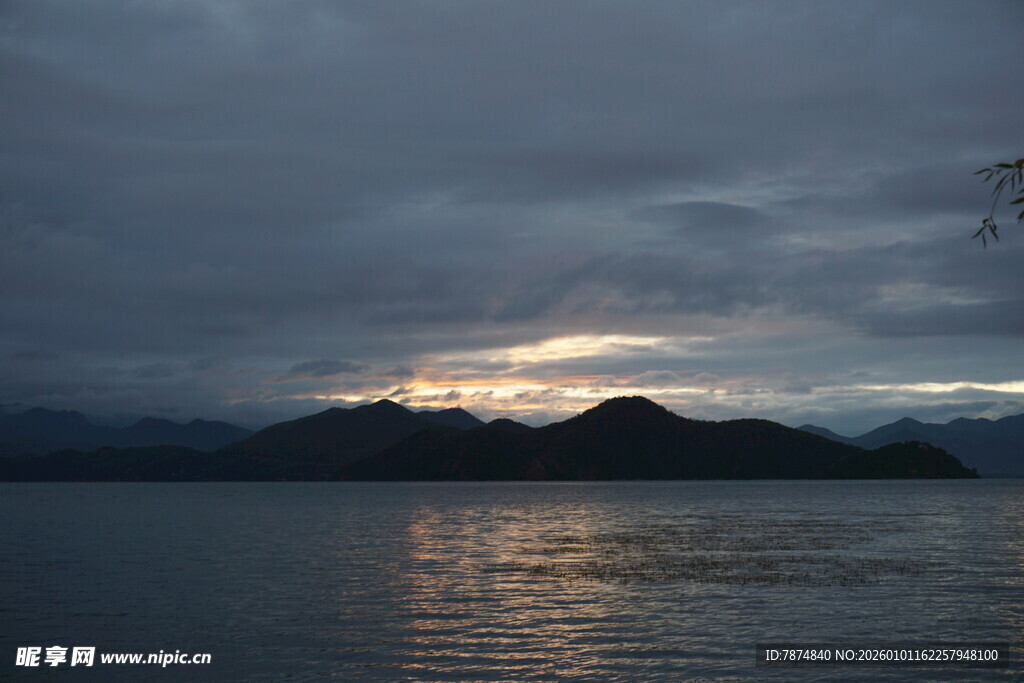 黄昏下的山水静谧景致
