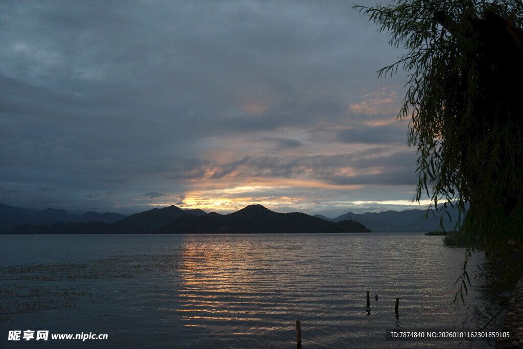 湖畔黄昏美景