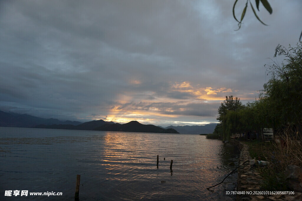湖畔黄昏美景