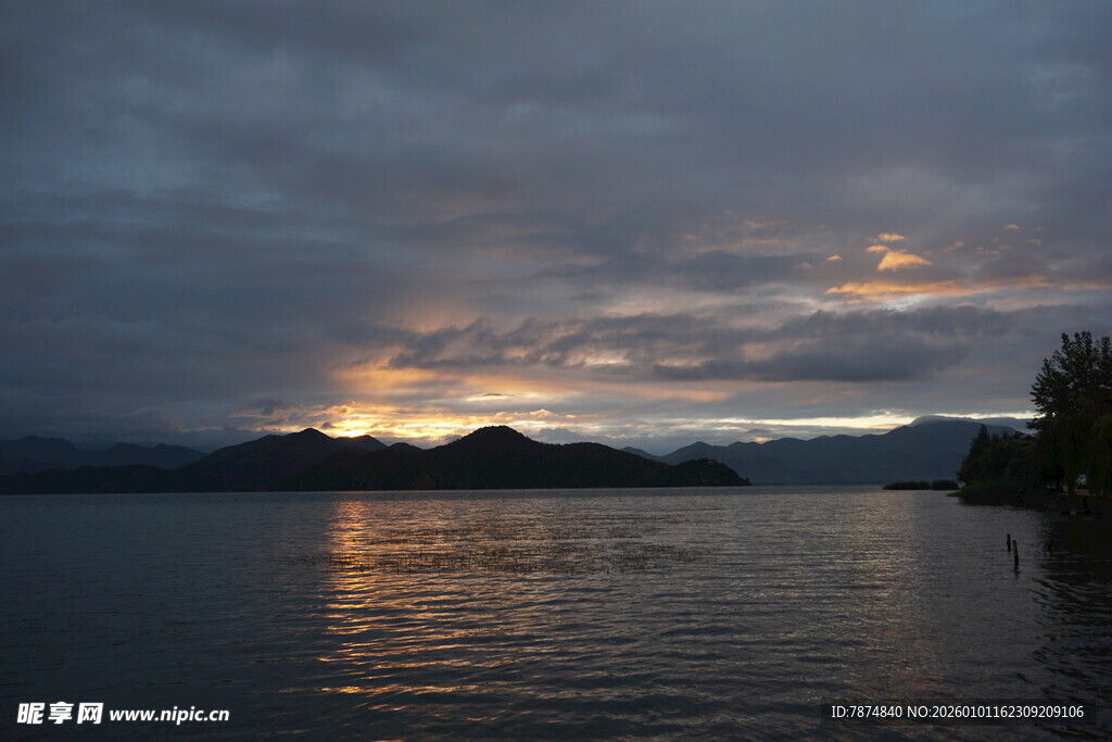 湖畔日落时分的静谧美景