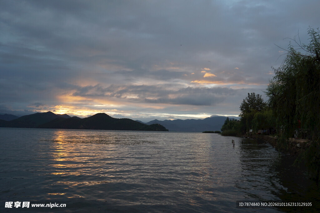 湖畔黄昏美景