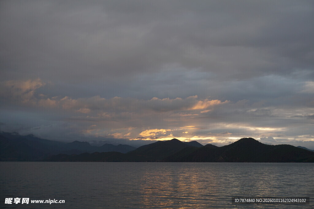黄昏湖畔 云遮天际美景