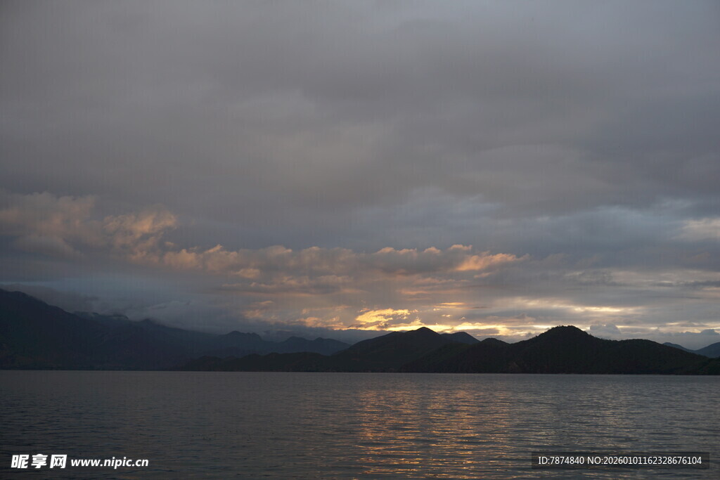 黄昏湖畔 远山云雾美景