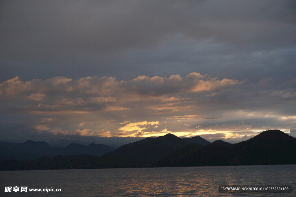 黄昏湖畔 云遮落日美景