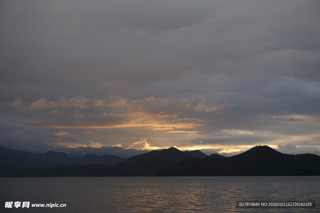 黄昏湖畔山景 云笼霞光