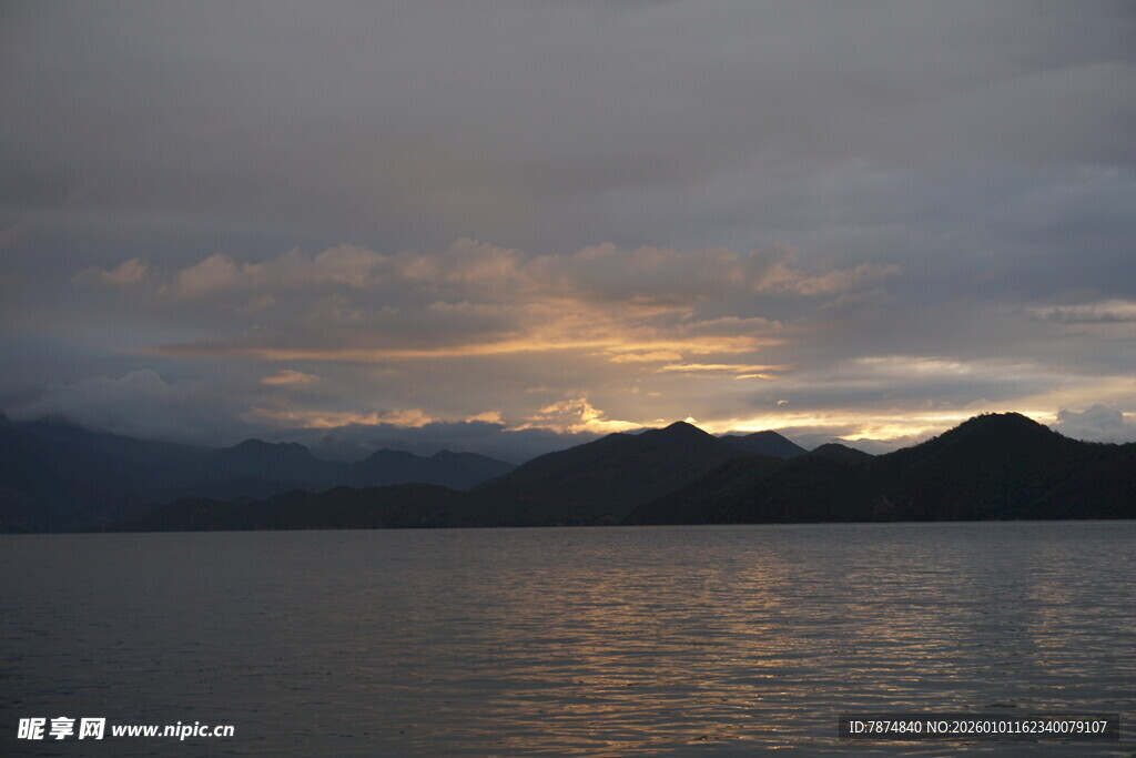 湖畔黄昏美景