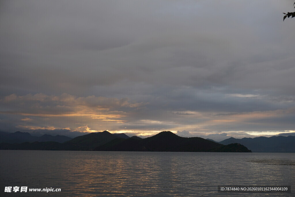 黄昏时分的湖岸风光