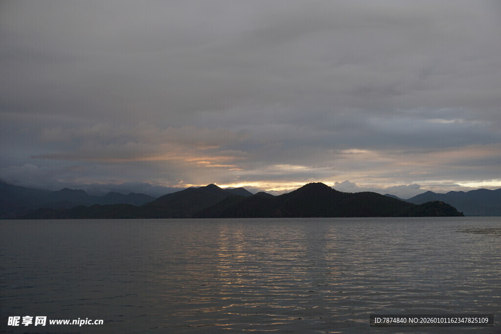 黄昏下的湖山景色