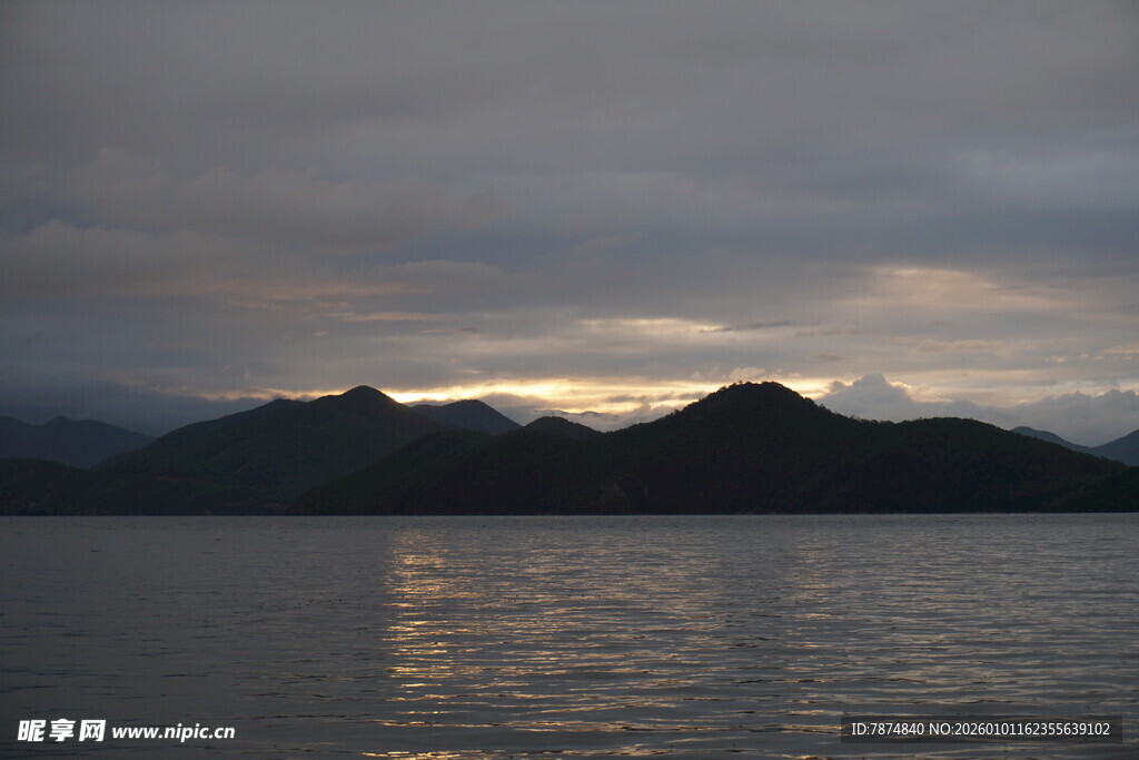 黄昏湖畔远山静谧美景